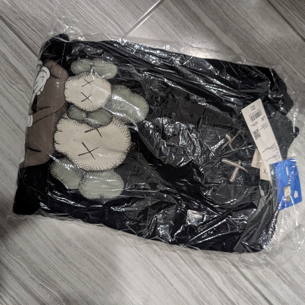 Uniqlo X Kaws Crew neck Sweater Sz L